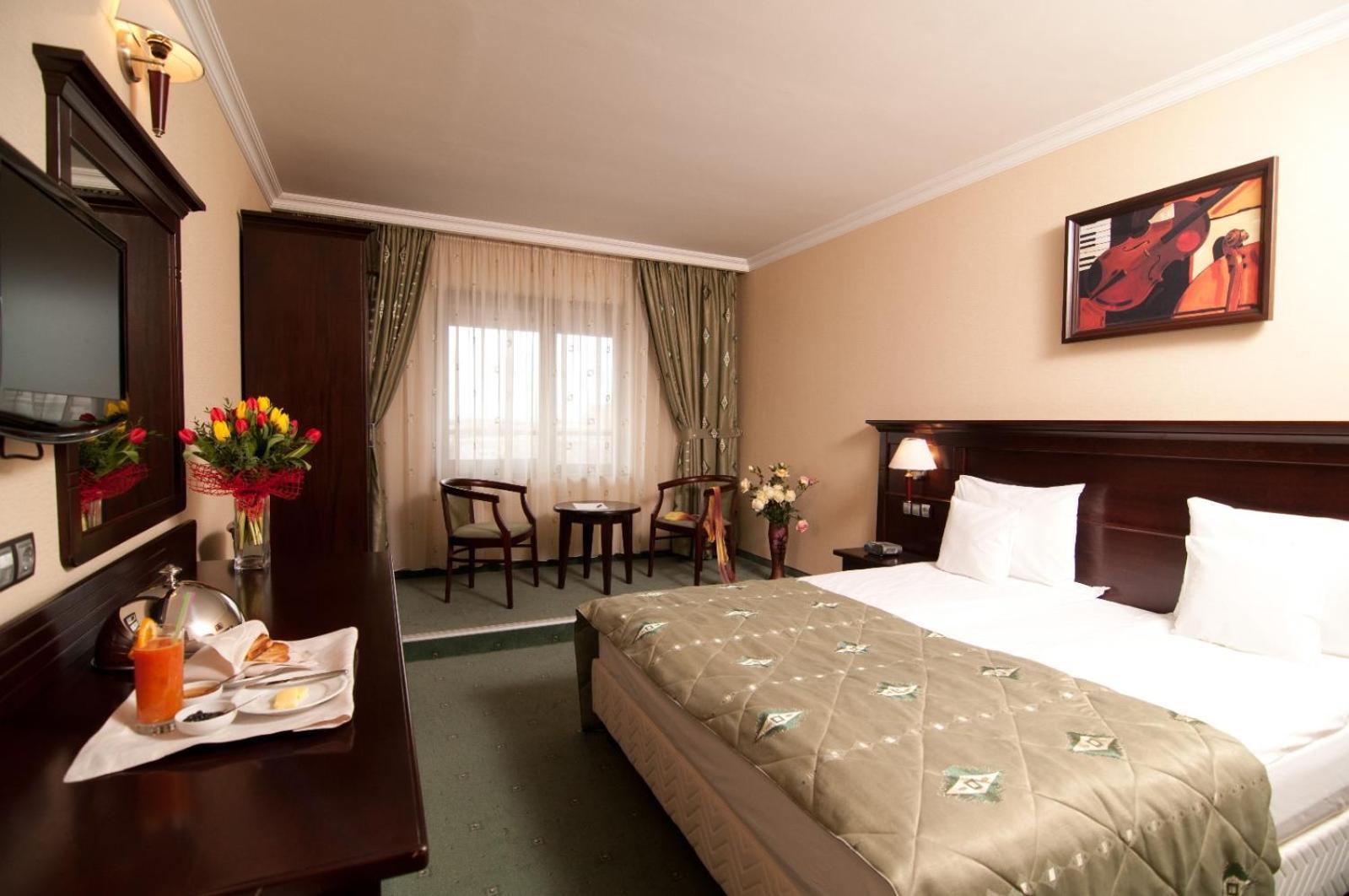 Hotel Rapsodia City Center Botoşani Exterior foto