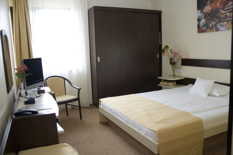 Hotel Rapsodia City Center Botoşani Exterior foto
